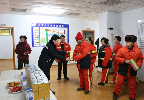 中吉特檢關(guān)愛環(huán)衛(wèi)工人 寒冬送溫暖